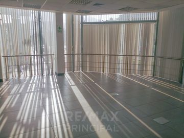 VENTA DE LOCAL COMERCIAL PARA EMPRESAS/BANCOS DE 461m2 - S.J.L