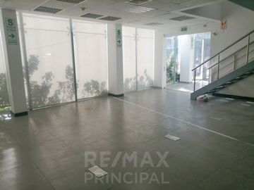 VENTA DE LOCAL COMERCIAL PARA EMPRESAS/BANCOS DE 461m2 - S.J.L