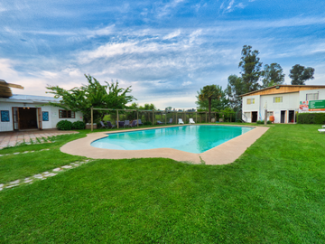 En Venta o Arriendo: Propiedad Comercial de 3ha. con Hotel, Restaurante y Canchas de Tenis en Ruta 5 Sur