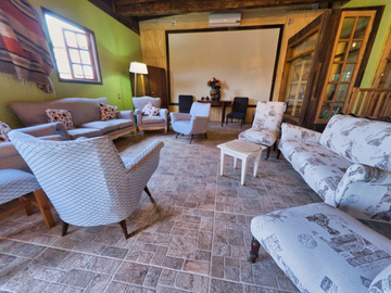 En Venta o Arriendo: Propiedad Comercial de 3ha. con Hotel, Restaurante y Canchas de Tenis en Ruta 5 Sur
