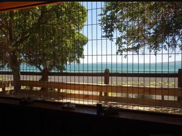 Pucón, en venta una atractiva casa,central primera linea vista panorámica al Lago