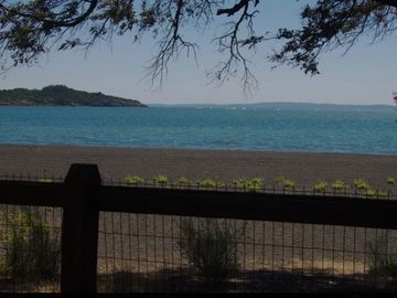 Pucón, en venta una atractiva casa,central primera linea vista panorámica al Lago