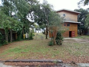 Pucón, en venta una atractiva casa,central primera linea vista panorámica al Lago
