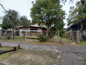 Pucón, en venta una atractiva casa,central primera linea vista panorámica al Lago