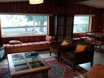 Pucón, en venta una atractiva casa,central primera linea vista panorámica al Lago