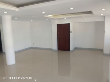 DEPARTAMENTO EN VENTA LOMAS DE URDESA REMODELADO COMPLETO. AREA PRIVADA,SEGURA.