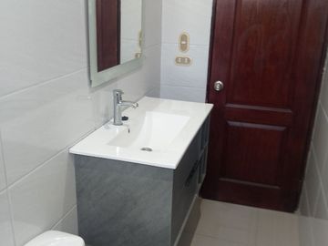 DEPARTAMENTO EN VENTA LOMAS DE URDESA REMODELADO COMPLETO. AREA PRIVADA,SEGURA.
