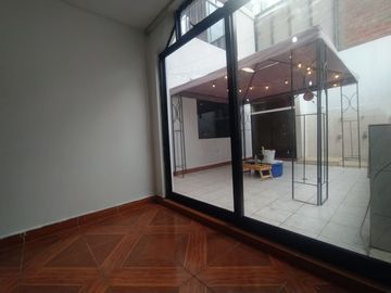 🏡✨ ¡Venta De Casa En Urb.Retablo Con Patio/Terraza Interior✨