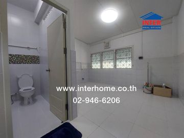2-storey townhouse, 18 sq m, Lalinthong Village, Srinakarin, near the Samut Prakan Electricity Authority intersection, Srinakarin Road, Old Sukhumvit