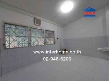 2-storey townhouse, 18 sq m, Lalinthong Village, Srinakarin, near the Samut Prakan Electricity Authority intersection, Srinakarin Road, Old Sukhumvit