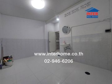2-storey townhouse, 18 sq m, Lalinthong Village, Srinakarin, near the Samut Prakan Electricity Authority intersection, Srinakarin Road, Old Sukhumvit