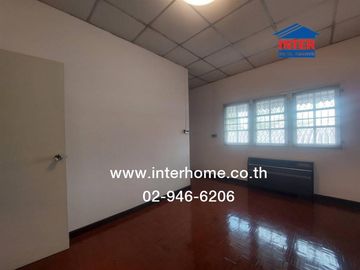 2-storey townhouse, 18 sq m, Lalinthong Village, Srinakarin, near the Samut Prakan Electricity Authority intersection, Srinakarin Road, Old Sukhumvit