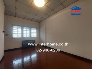 2-storey townhouse, 18 sq m, Lalinthong Village, Srinakarin, near the Samut Prakan Electricity Authority intersection, Srinakarin Road, Old Sukhumvit
