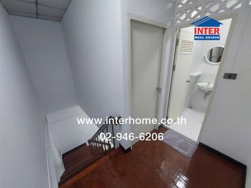2-storey townhouse, 18 sq m, Lalinthong Village, Srinakarin, near the Samut Prakan Electricity Authority intersection, Srinakarin Road, Old Sukhumvit