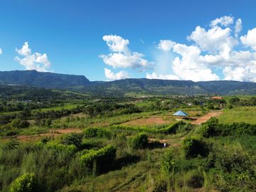 Un terreno de 600 m² cerca de Tarapoto, con agua y luz, te ofrece la posibilidad de crear ese espacio familiar soñado en un entorno único.