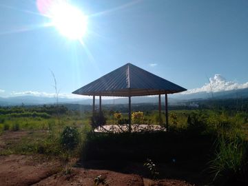 Un terreno de 600 m² cerca de Tarapoto, con agua y luz, te ofrece la posibilidad de crear ese espacio familiar soñado en un entorno único.