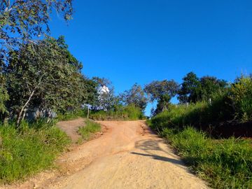 Un terreno de 600 m² cerca de Tarapoto, con agua y luz, te ofrece la posibilidad de crear ese espacio familiar soñado en un entorno único.