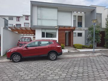 Venta Hermosa Casa Sector Reservorio Guangopolo.
