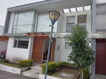 Venta Hermosa Casa Sector Reservorio Guangopolo.