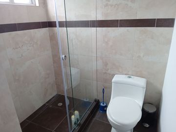 Venta Hermosa Casa Sector Reservorio Guangopolo.