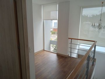 Venta Hermosa Casa Sector Reservorio Guangopolo.