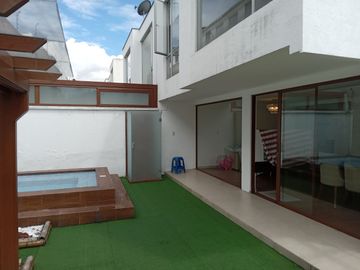 Venta Hermosa Casa Sector Reservorio Guangopolo.