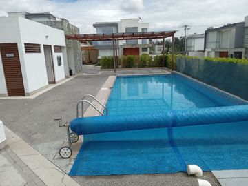 Venta Hermosa Casa Sector Reservorio Guangopolo.