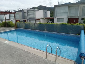 Venta Hermosa Casa Sector Reservorio Guangopolo.