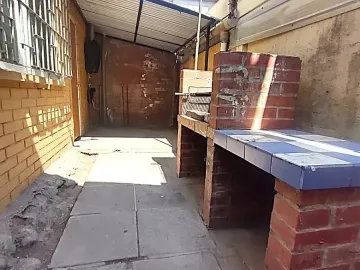 Casa De 2 Pisos Regularizada En Pasaje Cerrado. La Vara.