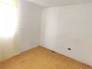 Casa De 2 Pisos Regularizada En Pasaje Cerrado. La Vara.
