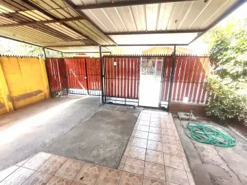 Casa De 2 Pisos Regularizada En Pasaje Cerrado. La Vara.