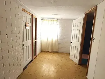 Casa De 2 Pisos Regularizada En Pasaje Cerrado. La Vara.