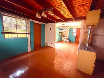 Casa De 2 Pisos Regularizada En Pasaje Cerrado. La Vara.