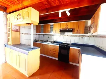 Casa De 2 Pisos Regularizada En Pasaje Cerrado. La Vara.