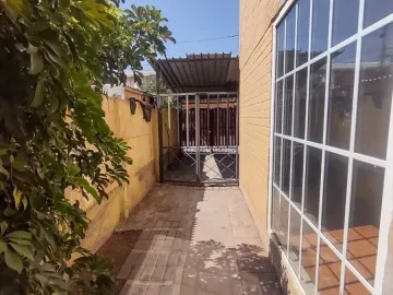 Casa De 2 Pisos Regularizada En Pasaje Cerrado. La Vara.
