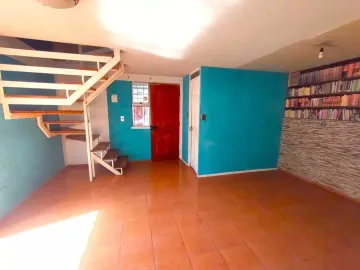 Casa De 2 Pisos Regularizada En Pasaje Cerrado. La Vara.