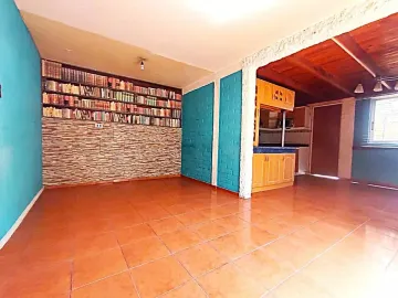 Casa De 2 Pisos Regularizada En Pasaje Cerrado. La Vara.