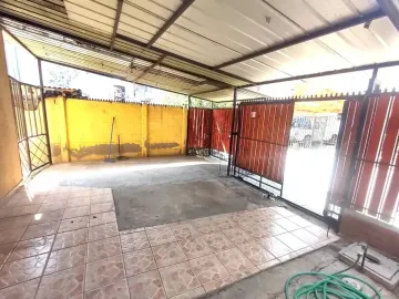 Casa De 2 Pisos Regularizada En Pasaje Cerrado. La Vara.