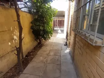 Casa De 2 Pisos Regularizada En Pasaje Cerrado. La Vara.