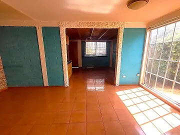 Casa De 2 Pisos Regularizada En Pasaje Cerrado. La Vara.