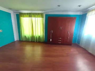 Casa De 2 Pisos Regularizada En Pasaje Cerrado. La Vara.