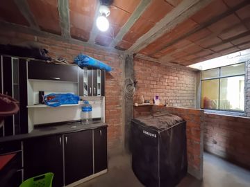 ¡Oportunidad en Puente Piedra! Casa de 2 pisos con entradas independientes – Ideal para vivir y alquilar