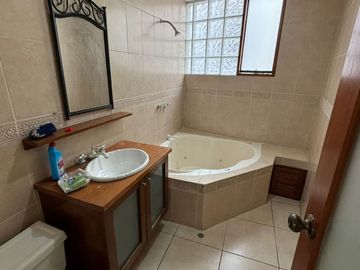 VENTA DE CASA EN SURCO DE 3 PISOS – ZONA MUY TRANQUILA