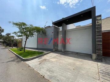 Casa En Venta En La Urb. El Sol De La Molina, Et. 3