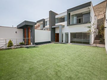 Casa En Venta En La Urb. El Sol De La Molina, Et. 3