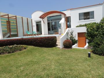 Venta espectacular casa de playa en las Lagunas de Puerto Viejo con 8 dorm