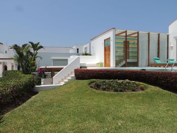 Venta espectacular casa de playa en las Lagunas de Puerto Viejo con 8 dorm