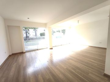 Venta de Dúplex en primer piso con terraza – Miraflores