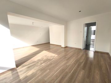 Venta de Dúplex en primer piso con terraza – Miraflores