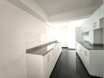 Venta de Dúplex en primer piso con terraza – Miraflores